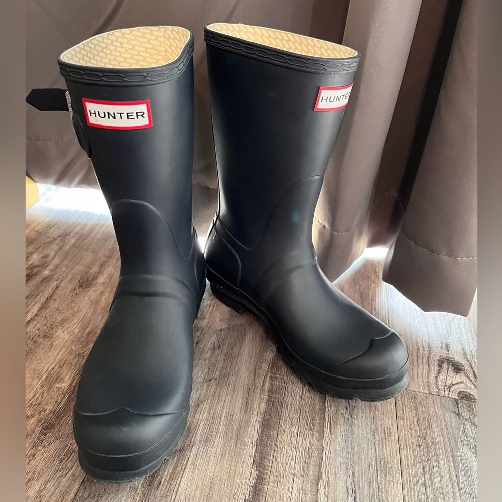 Womens size 6 Navy Blue Hunter Boots!